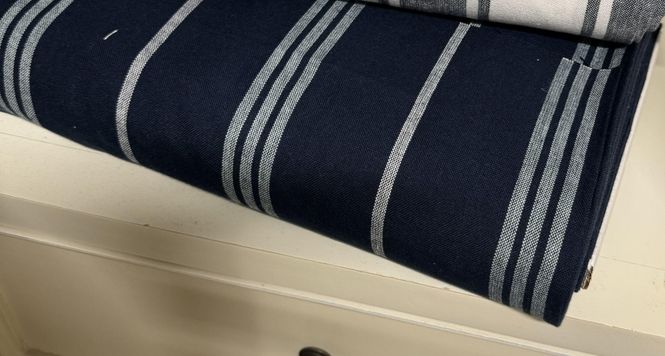 Hovedbilde Mørk blå/ hvite striper, bredde ca.150cm, 1meter