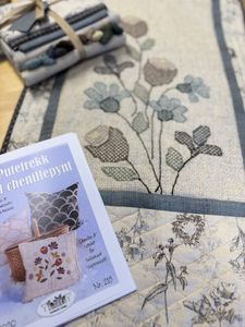 Hovedbilde L&oslash;per med korssting p&aring; Aida, Chenillepynt