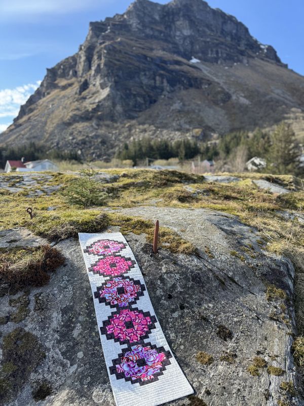Vårbukett med kaffe og fargeglad sikk sakk