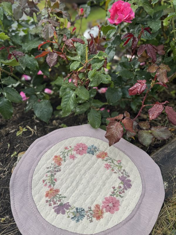 Rund brodert sommerbrikke